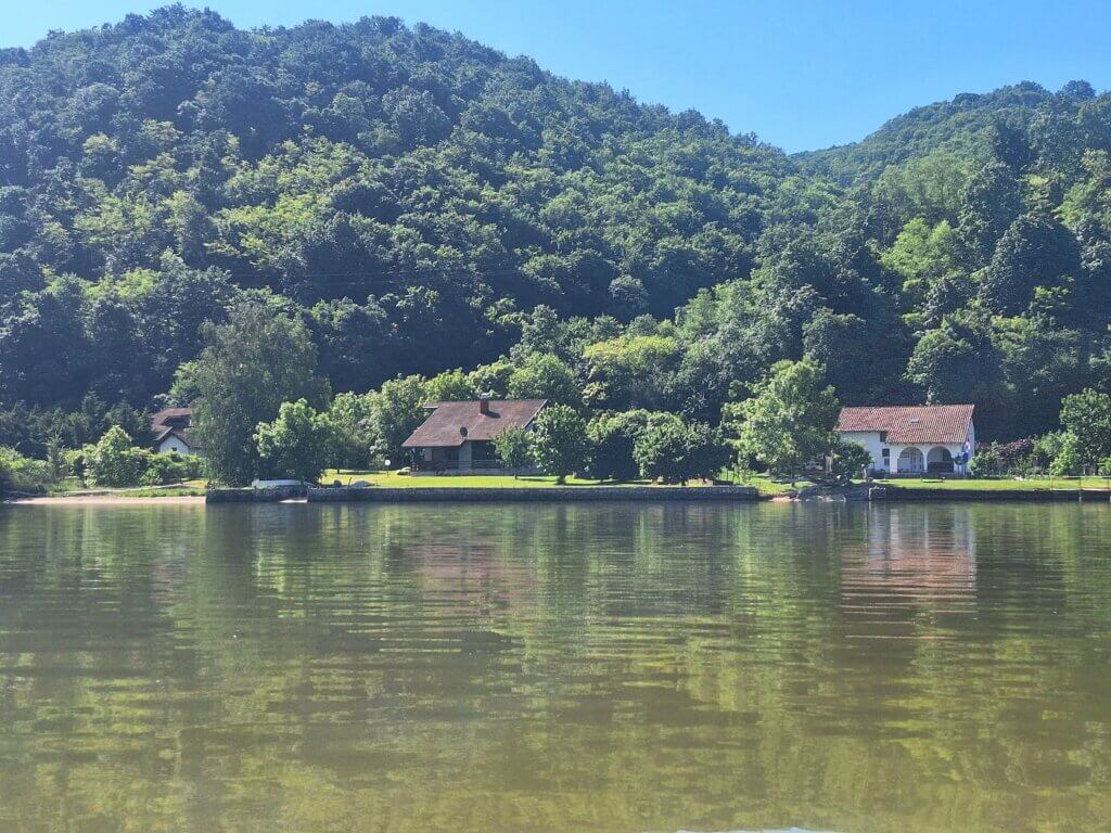 kayaking Golubac to Donji Milanovac Ljupkov basin nice houses homes holiday Romanian Serbian border Dobra