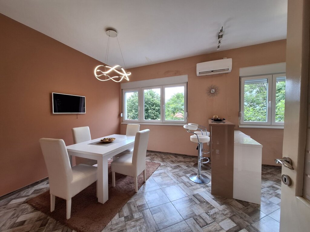 apartment Smederevo kitchen dinner table work room digital nomads Serbia