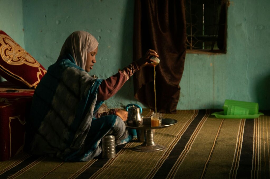 Sourced photo Mauritanian woman making tea Renato Brazioli