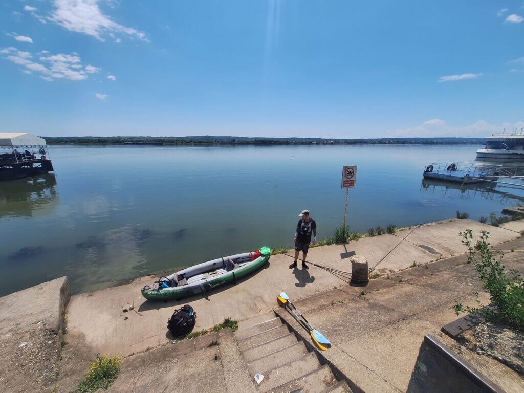 Jonas with Zucchini the kayak Romania Drobeta-Turnu Severing paddling day trip drying the boat packing train trip travel