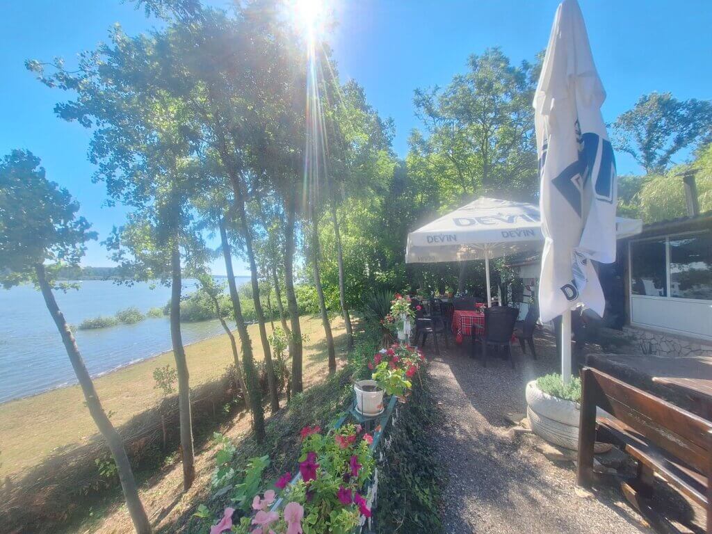 kayak friendly café with dirty toilets Ratsiaria Bulgaria Danube River kayaking landing spot break Vidin to Lom