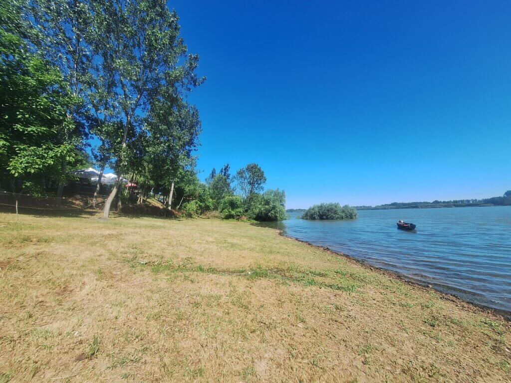 Ratsiaria Ratiaria restaurant café Danube River kayak landing spot high water bushes break coffee kayaking Vidin to Lom