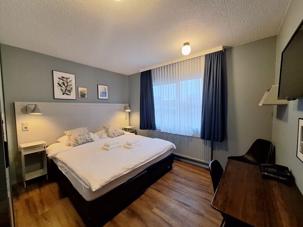 hotel Höfn southeast Iceland double room block 4 two person bed office desk WiFi
