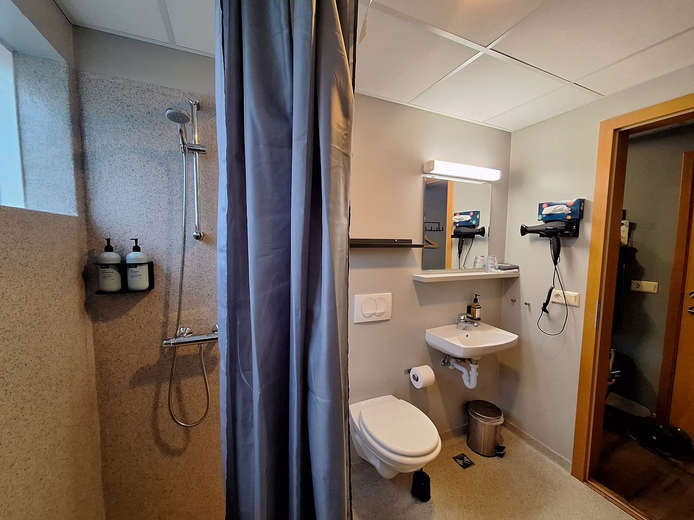 bathroom hotel höfn southeast Iceland shower shampoo sink blow dryer