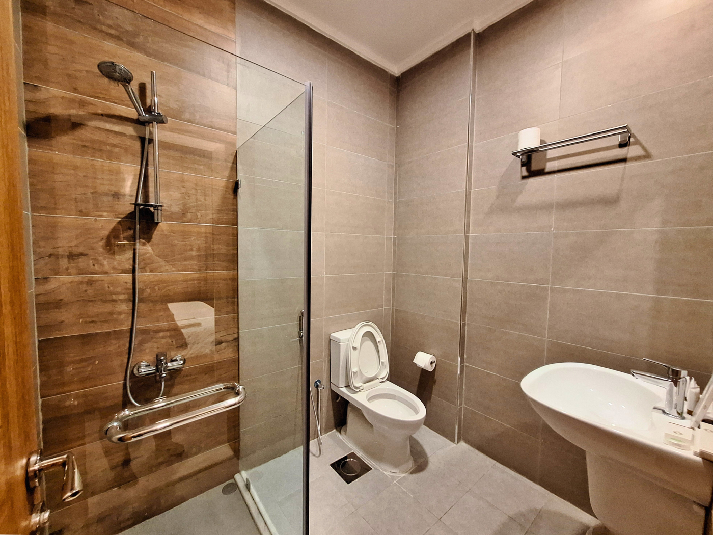 bathroom accommodation in Kuwait no flush toilet paper Islamic hose Al Salmiya apartment